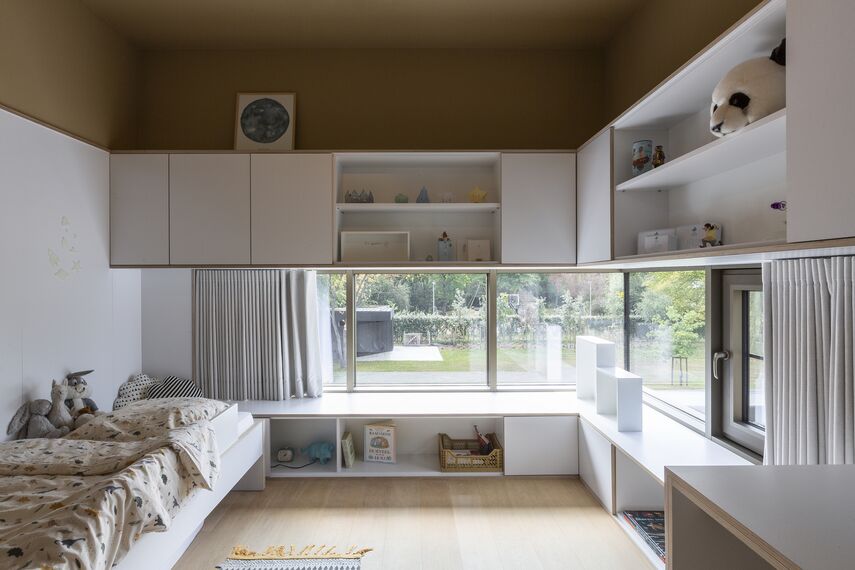 Ancienne maison coloniale brugeoise avec des profilés anodisés situé à Brugge, Belgique