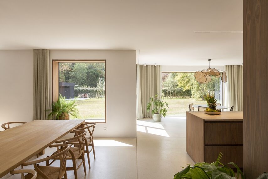 Ancienne maison coloniale brugeoise avec des profilés anodisés situé à Brugge, Belgique