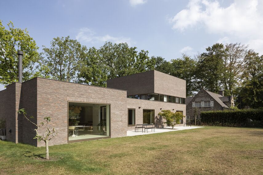 Ancienne maison coloniale brugeoise avec des profilés anodisés situé à Brugge, Belgique