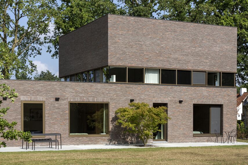 Ancienne maison coloniale brugeoise avec des profilés anodisés situé à Brugge, Belgique