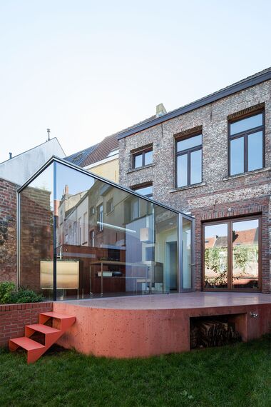 MasterLine 8 Fenêtres et MasterLine 8 Portes - Une petite cuisine avec de grandes fenêtres situé à Gent, Belgique