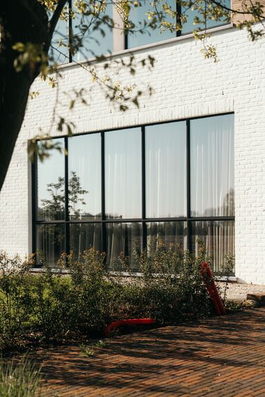 MasterPatio Coulissants, SlimLine 38 Fenêtres et SlimLine 38 HI Fenêtres - Villa avec toit de chaume et fenêtres au look acier situé à Sint-Niklaas, Belgique