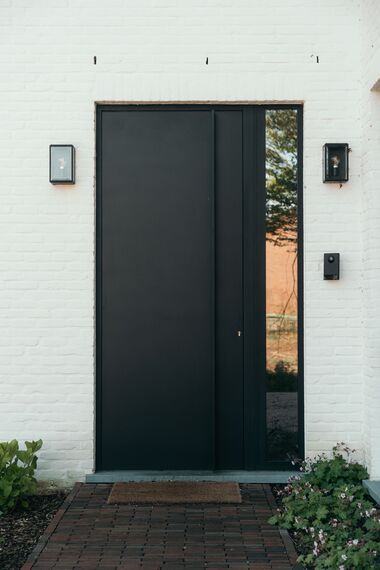 MasterPatio Coulissants, SlimLine 38 Fenêtres et SlimLine 38 HI Fenêtres - Villa avec toit de chaume et fenêtres au look acier situé à Sint-Niklaas, Belgique
