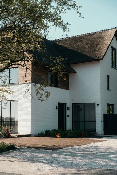 MasterPatio Coulissants, SlimLine 38 Fenêtres et SlimLine 38 HI Fenêtres - Villa avec toit de chaume et fenêtres au look acier situé à Sint-Niklaas, Belgique