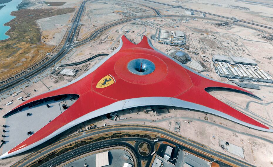 ConceptWall 86 Murs rideaux - Race track Ferrari World Abu Dhabi situé à Abu Dhabi, Émirats arabes unis