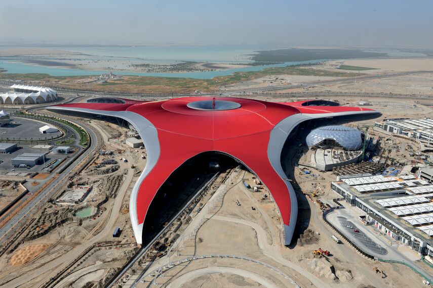 ConceptWall 86 Murs rideaux - Race track Ferrari World Abu Dhabi situé à Abu Dhabi, Émirats arabes unis