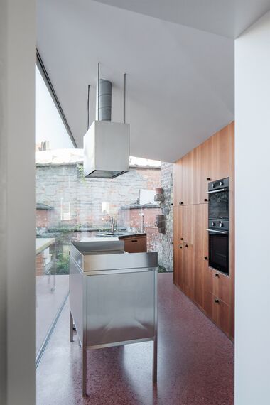 MasterLine 8 Fenêtres et MasterLine 8 Portes - Une petite cuisine avec de grandes fenêtres situé à Gent, Belgique