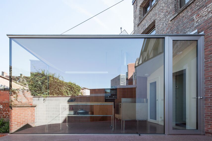 MasterLine 8 Fenêtres et MasterLine 8 Portes - Une petite cuisine avec de grandes fenêtres situé à Gent, Belgique