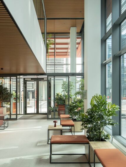 ConceptWall 50 Murs rideaux, MasterLine 8 Fenêtres, ConceptSystem 77 Portes et CS 77 Fire Proof Portes - Concept de façade expressif pour l’immeuble de bureaux Science 12 à Bruxelles situé à Brussels, Belgique