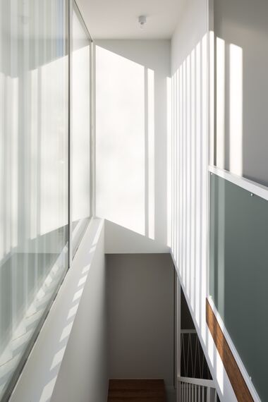 MasterLine 8 Fenêtres et MasterLine 8 Portes - Maison familiale ludique avec menuiserie extérieure en aluminium blanc situé à Lommel, Belgique