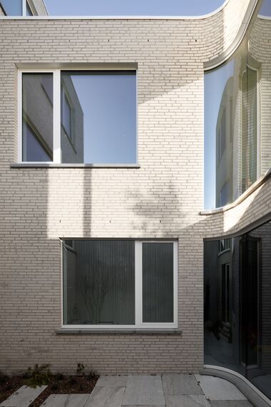 MasterLine 8 Fenêtres et MasterLine 8 Portes - Maison familiale ludique avec menuiserie extérieure en aluminium blanc situé à Lommel, Belgique