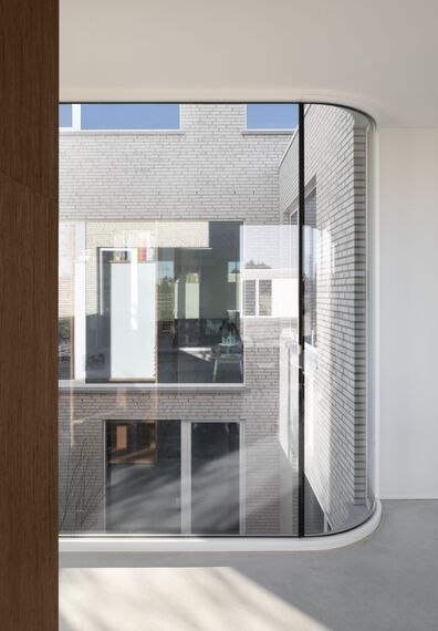 MasterLine 8 Fenêtres et MasterLine 8 Portes - Maison familiale ludique avec menuiserie extérieure en aluminium blanc situé à Lommel, Belgique