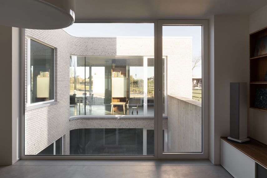 MasterLine 8 Fenêtres et MasterLine 8 Portes - Maison familiale ludique avec menuiserie extérieure en aluminium blanc situé à Lommel, Belgique