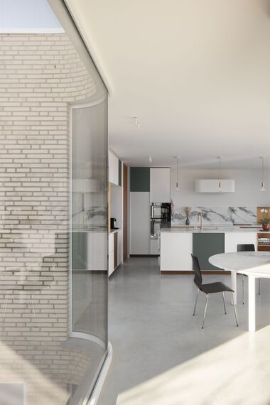 MasterLine 8 Fenêtres et MasterLine 8 Portes - Maison familiale ludique avec menuiserie extérieure en aluminium blanc situé à Lommel, Belgique