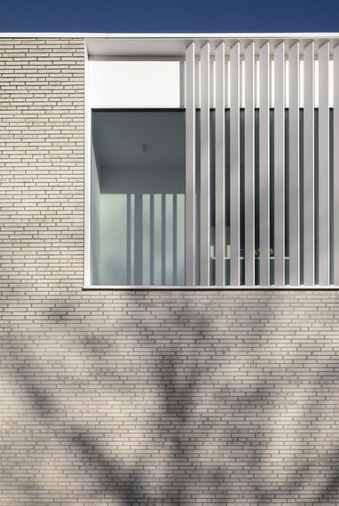 MasterLine 8 Fenêtres et MasterLine 8 Portes - Maison familiale ludique avec menuiserie extérieure en aluminium blanc situé à Lommel, Belgique