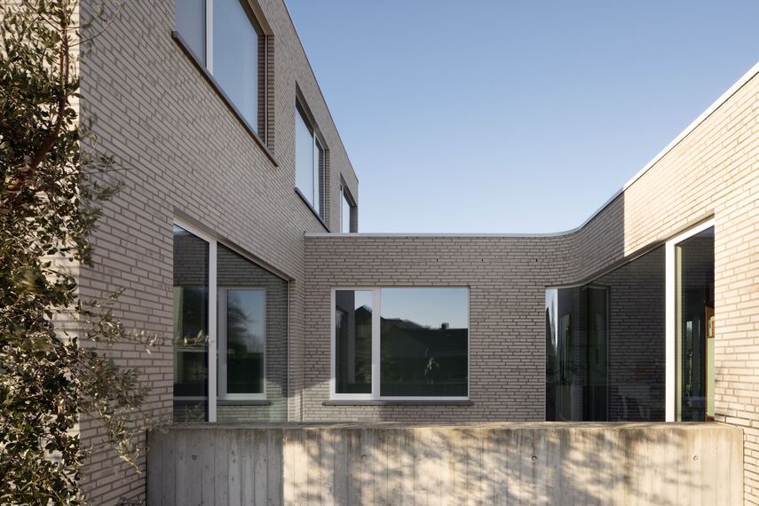 MasterLine 8 Fenêtres et MasterLine 8 Portes - Maison familiale ludique avec menuiserie extérieure en aluminium blanc situé à Lommel, Belgique