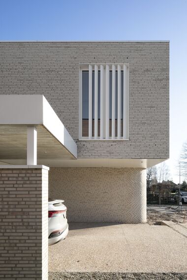 MasterLine 8 Fenêtres et MasterLine 8 Portes - Maison familiale ludique avec menuiserie extérieure en aluminium blanc situé à Lommel, Belgique