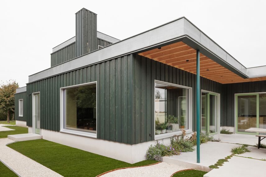 MasterLine 8 Fenêtres, MasterLine 8 Portes et ConceptPatio 130 Coulissants - Bungalow des années 60 au caractère affirmé avec des fenêtres vert mousse situé à Brugge, Belgique