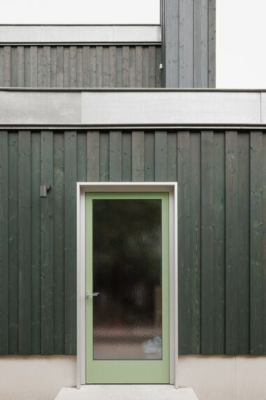 MasterLine 8 Fenêtres, MasterLine 8 Portes et ConceptPatio 130 Coulissants - Bungalow des années 60 au caractère affirmé avec des fenêtres vert mousse situé à Brugge, Belgique