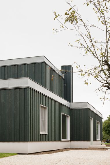 MasterLine 8 Fenêtres, MasterLine 8 Portes et ConceptPatio 130 Coulissants - Bungalow des années 60 au caractère affirmé avec des fenêtres vert mousse situé à Brugge, Belgique