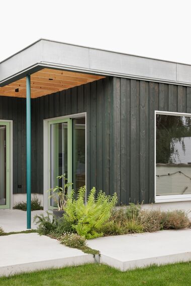 MasterLine 8 Fenêtres, MasterLine 8 Portes et ConceptPatio 130 Coulissants - Bungalow des années 60 au caractère affirmé avec des fenêtres vert mousse situé à Brugge, Belgique