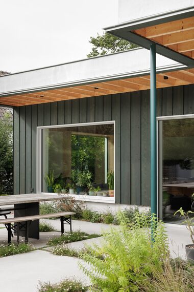 MasterLine 8 Fenêtres, MasterLine 8 Portes et ConceptPatio 130 Coulissants - Bungalow des années 60 au caractère affirmé avec des fenêtres vert mousse situé à Brugge, Belgique
