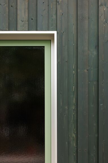 MasterLine 8 Fenêtres, MasterLine 8 Portes et ConceptPatio 130 Coulissants - Bungalow des années 60 au caractère affirmé avec des fenêtres vert mousse situé à Brugge, Belgique