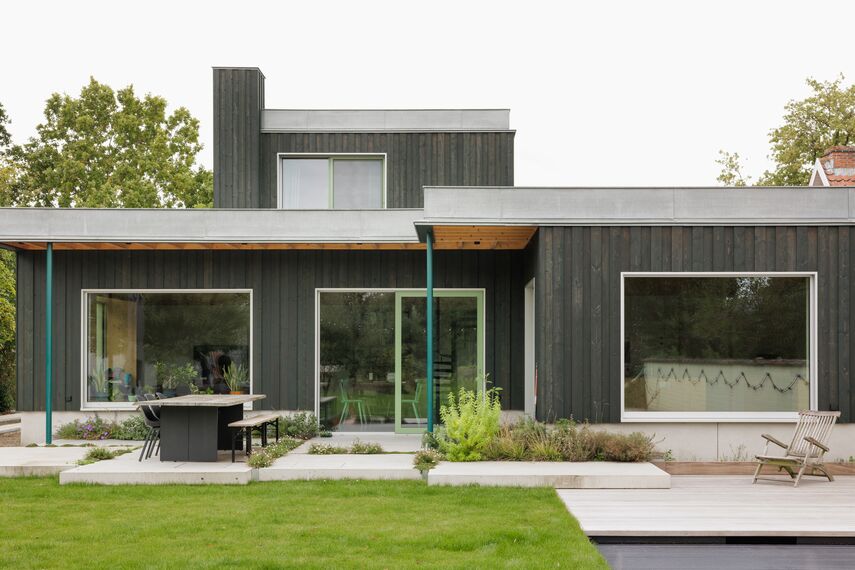 MasterLine 8 Fenêtres, MasterLine 8 Portes et ConceptPatio 130 Coulissants - Bungalow des années 60 au caractère affirmé avec des fenêtres vert mousse situé à Brugge, Belgique