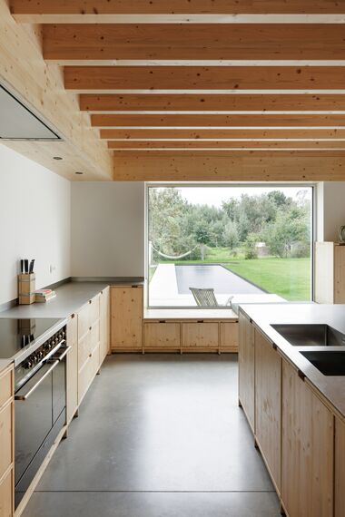 MasterLine 8 Fenêtres, MasterLine 8 Portes et ConceptPatio 130 Coulissants - Bungalow des années 60 au caractère affirmé avec des fenêtres vert mousse situé à Brugge, Belgique