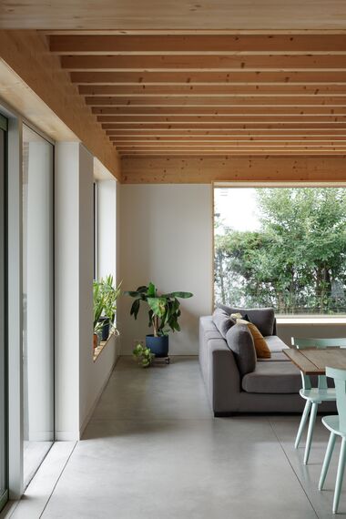 MasterLine 8 Fenêtres, MasterLine 8 Portes et ConceptPatio 130 Coulissants - Bungalow des années 60 au caractère affirmé avec des fenêtres vert mousse situé à Brugge, Belgique