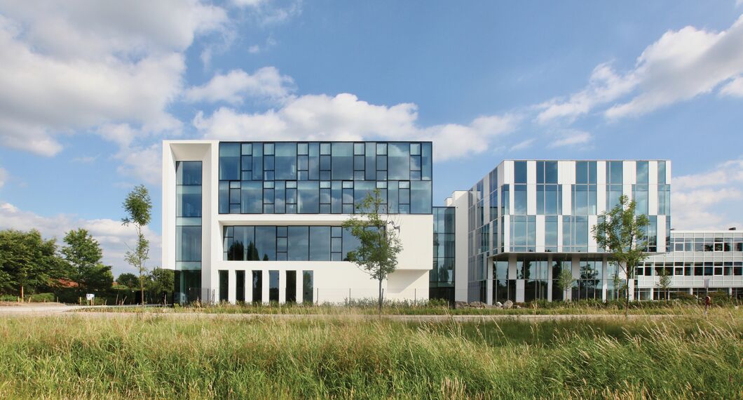 HiFinity Coulissants, BriseSoleil 100 Brise Soleil, MasterLine 8 Fenêtres, CW 60-SC Murs rideaux, CW 86 Standard Murs rideaux et CW 86-EF Murs rideaux - Office building Reynaers Campus: Centre d'expériences et de technologie situé à Duffel, Belgique