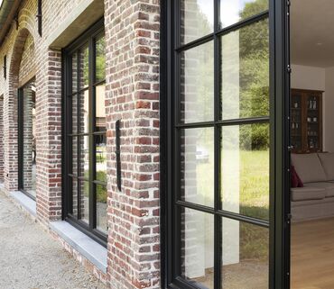 Achtergevel van landelijke villa met aluminum steellook ramen