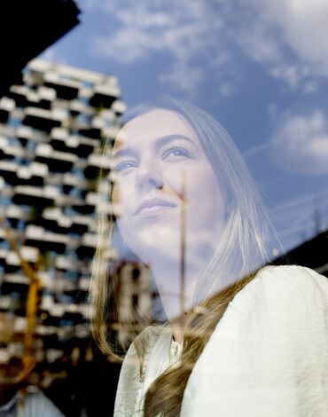 fille regardant par une fenêtre