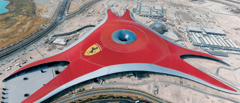 Vue aérienne de Ferrari World à Abu Dhabi.