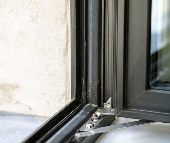 Scharnier aluminium raam