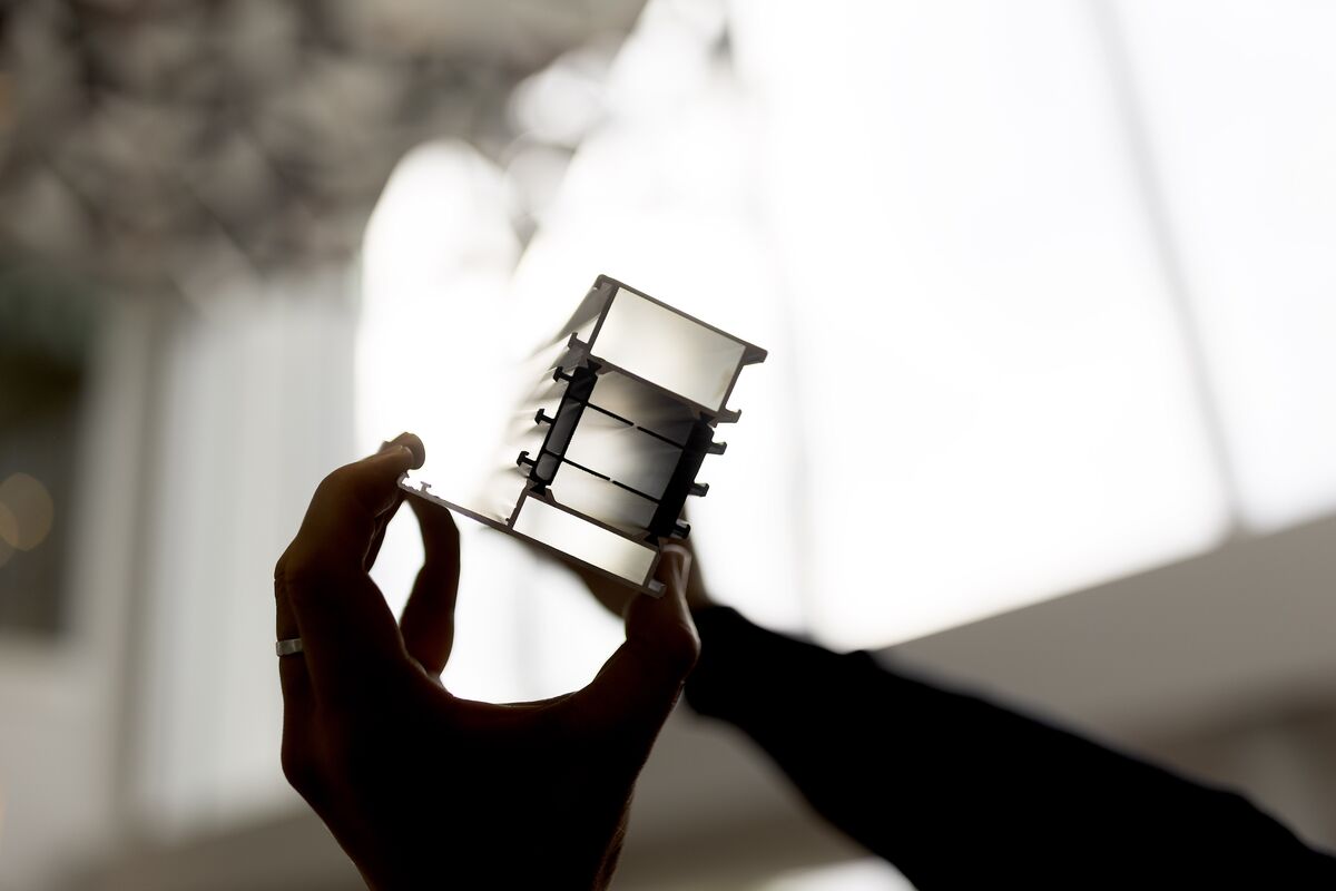 Ombre d’aluminium isolé en profil noir et blanc