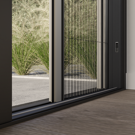 Close-up van een geïntegreerd Plissé vliegenraam in een Reynaers Aluminium MasterPatio schuifraam