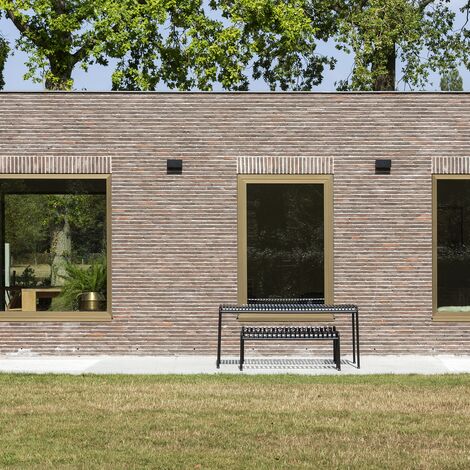 Ancienne maison coloniale brugeoise avec des profilés anodisés situé à Brugge, Belgique