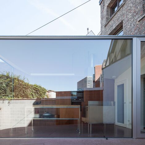MasterLine 8 Fenêtres et MasterLine 8 Portes - Une petite cuisine avec de grandes fenêtres situé à Gent, Belgique