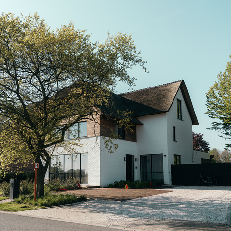 MasterPatio Coulissants, SlimLine 38 Fenêtres et SlimLine 38 HI Fenêtres - Villa avec toit de chaume et fenêtres au look acier situé à Sint-Niklaas, Belgique