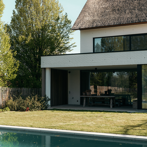 MasterPatio Coulissants, SlimLine 38 Fenêtres et SlimLine 38 HI Fenêtres - Villa avec toit de chaume et fenêtres au look acier situé à Sint-Niklaas, Belgique