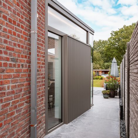 MasterPatio Coulissants, MasterLine 8 Fenêtres, Paralline Bardage et Paralline Mid Bardage - Véranda élégante avec bardage Paralline situé à Tertre, Belgique