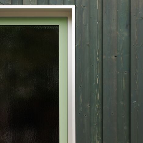 MasterLine 8 Fenêtres, MasterLine 8 Portes et ConceptPatio 130 Coulissants - Bungalow des années 60 au caractère affirmé avec des fenêtres vert mousse situé à Brugge, Belgique