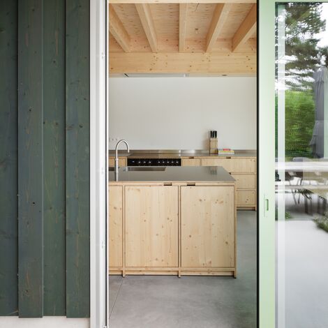 MasterLine 8 Fenêtres, MasterLine 8 Portes et ConceptPatio 130 Coulissants - Bungalow des années 60 au caractère affirmé avec des fenêtres vert mousse situé à Brugge, Belgique