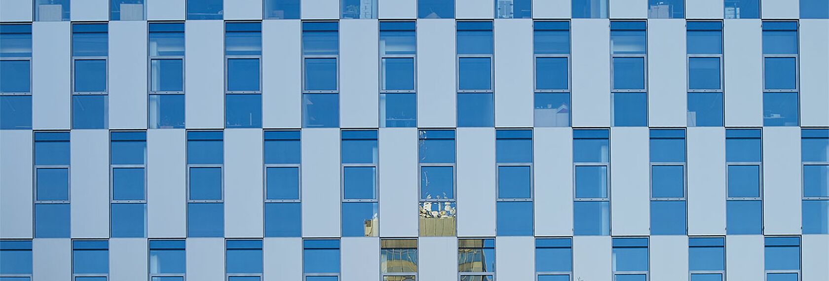 Vue extérieure détaillée de la façade de l’élément sur le bâtiment Crystal à Prague.