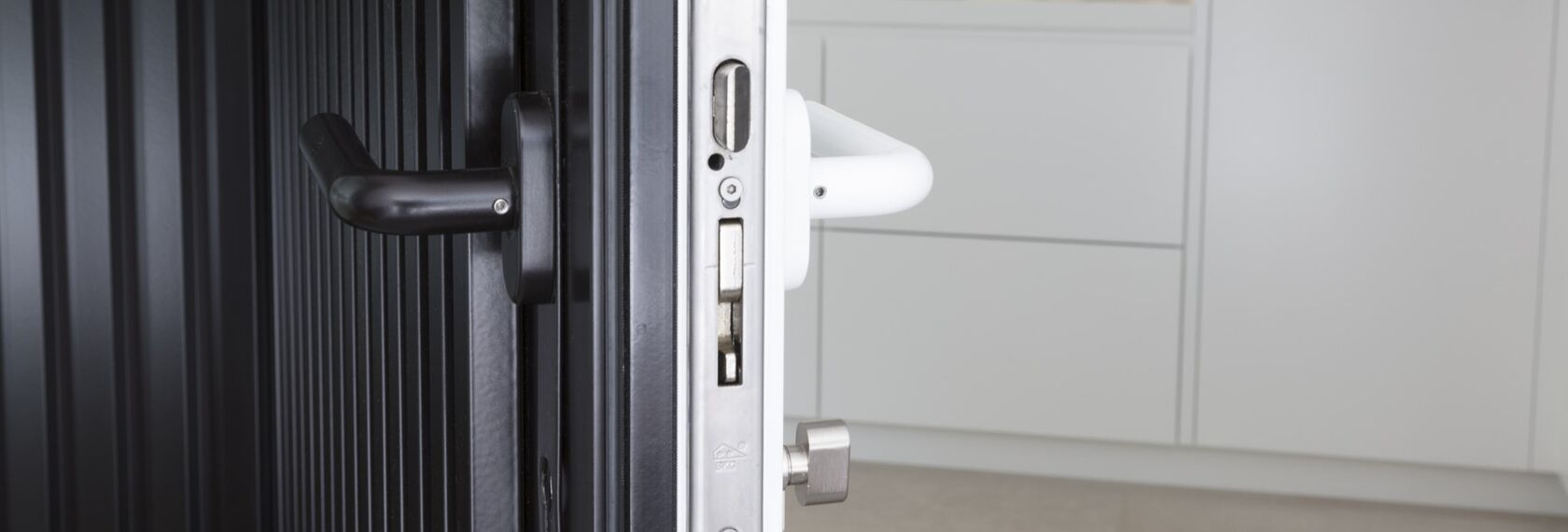 Zijaanzicht van geopende bicolor aluminium deur