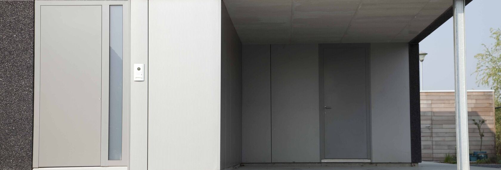 Moderne woning met grijze Reynaers Aluminium voordeur