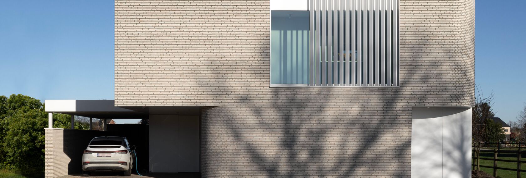 Moderne villa met witte Reynaers Aluminium ramen