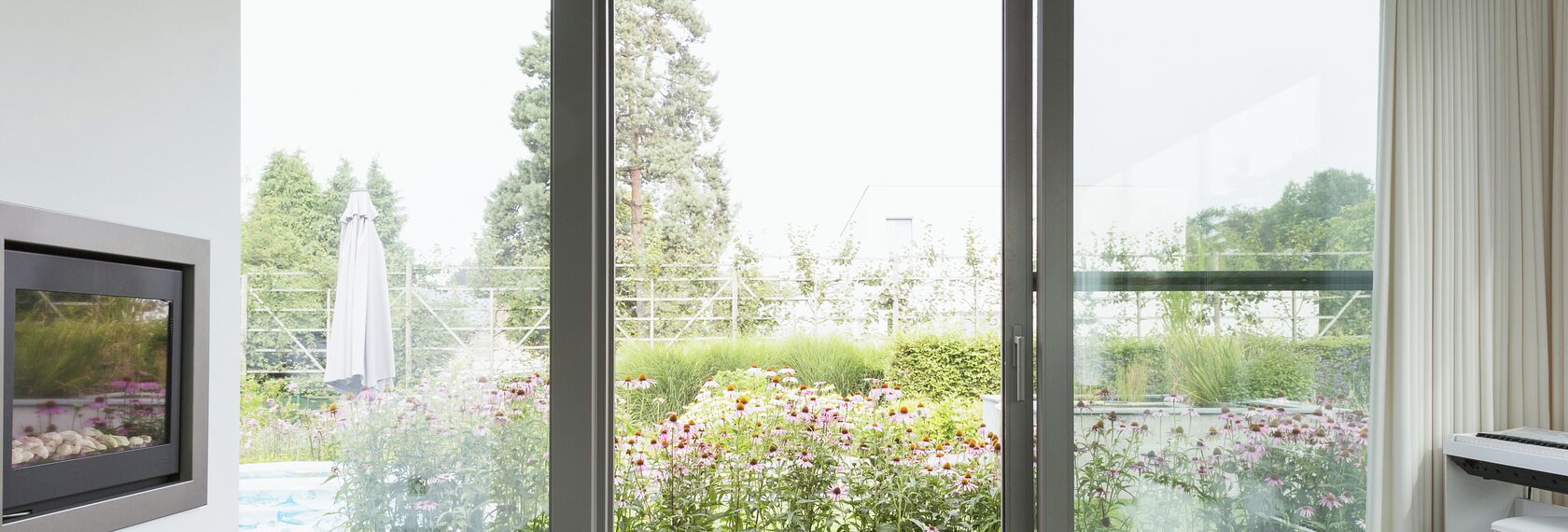 Reynaers Aluminium schuifraam met tuin op de achtergrond