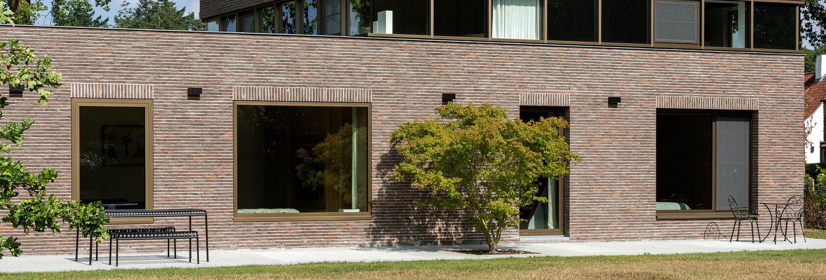 Ancienne maison coloniale brugeoise avec des profilés anodisés situé à Brugge, Belgique